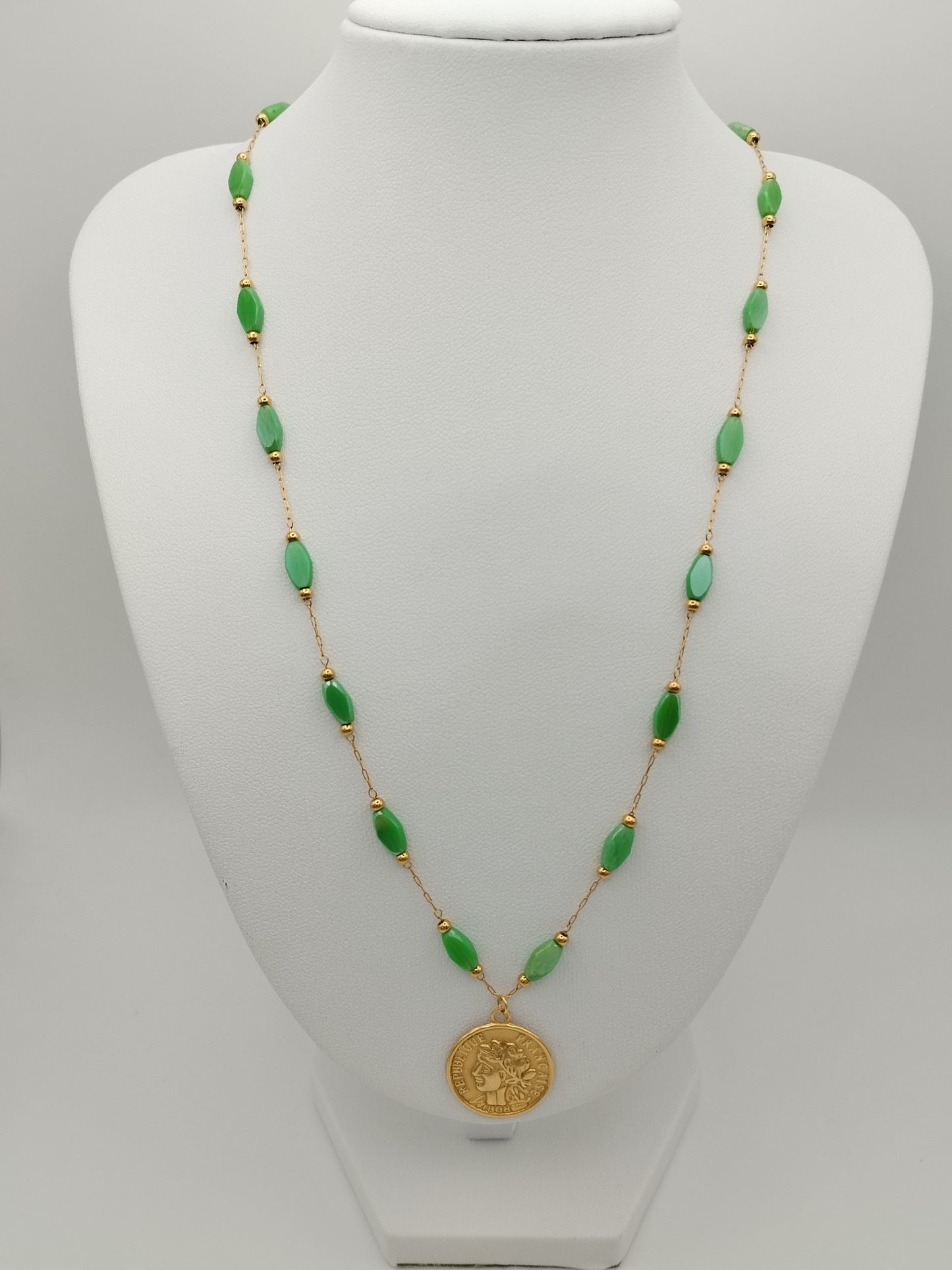 Collar verde con moneda de la suerte