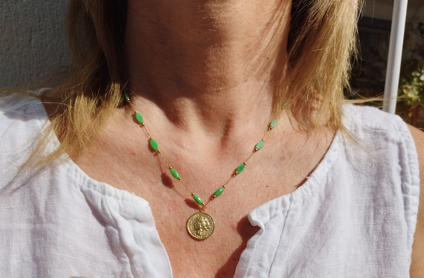 Collar verde con moneda de la suerte